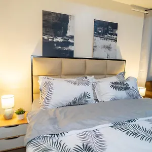 A2j Luxury 2br Bgc Near Sm Aura, Market2x Apartment